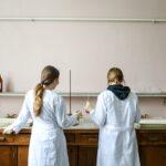 Zwei Frauen in einem Labor