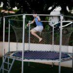 Kind auf Trampolin