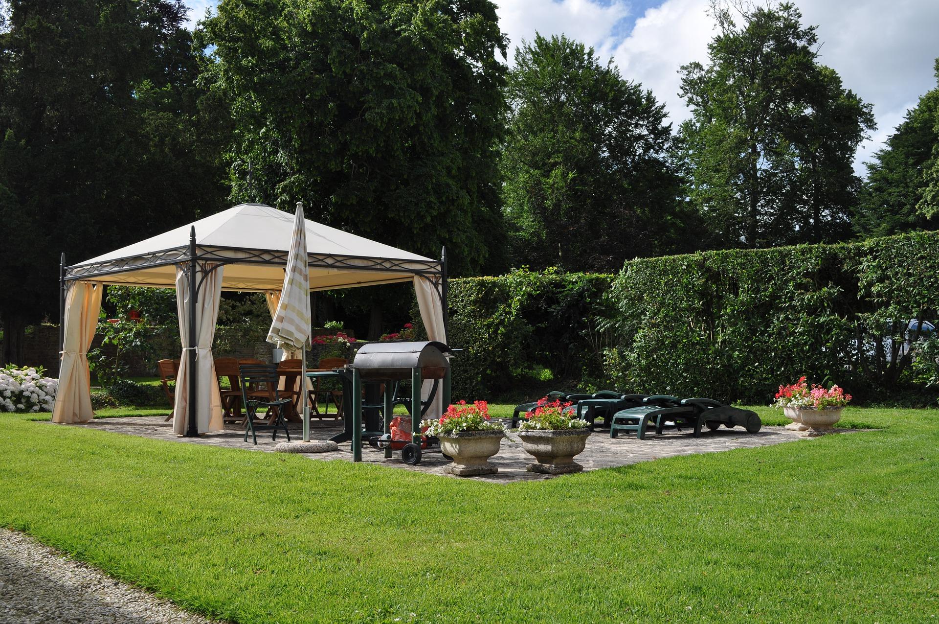 Garten mit Pavillon