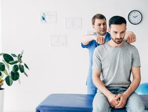 Osteopath bei der Arbeit