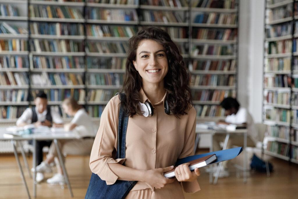 Glückliche Studentin