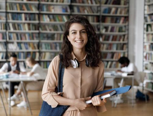 Glückliche Studentin
