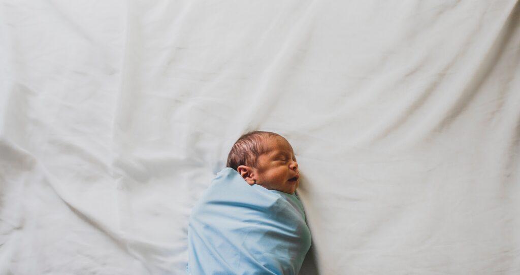 Baby schläft in einem Schlafsack.