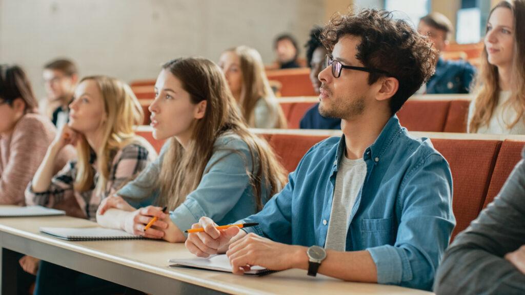 Junge Studenten im Universität Hörsaal